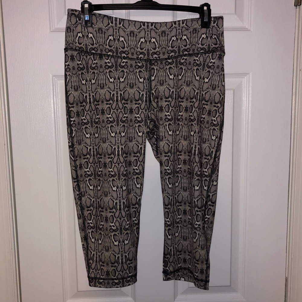 ❗️FINAL SALE❗️90 Degree by Reflex Snakeskin Capris